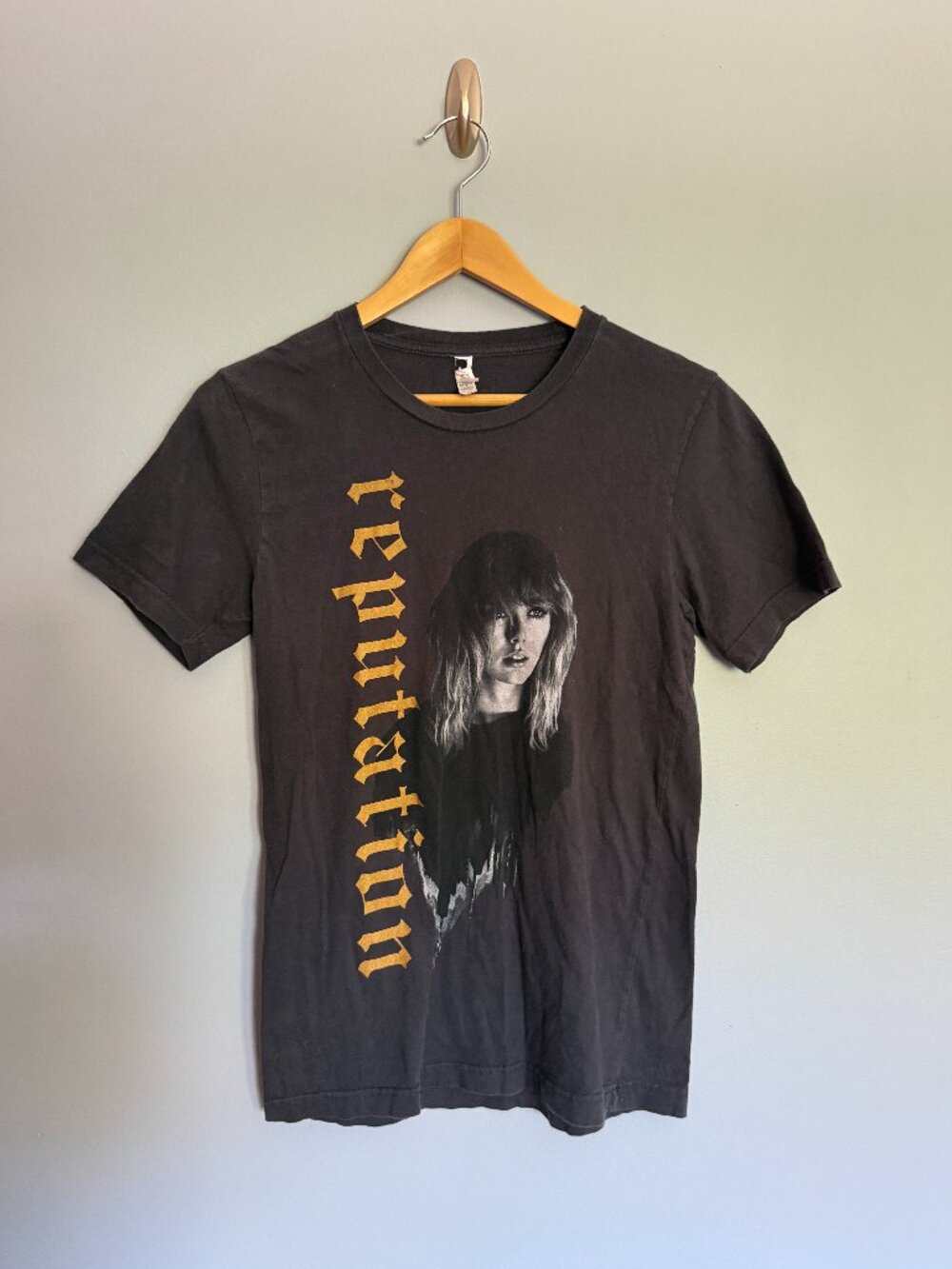 Official Taylor Swift Reputation Stadium Tour T-Shirt Grey Size Small